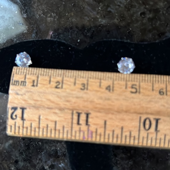 Medium Crystal earrings NWOT - Picture 3 of 4